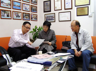 2009年2月12日 中國(guó)紡織科學(xué)研究院技術(shù)專家呂世靜教授來桂林考察調(diào)研.JPG
