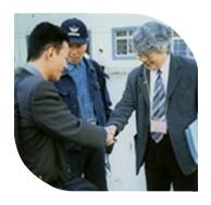 新竹公司總經理參加國際竹炭竹醋液學術研討會時和日本竹炭竹醋液協(xié)會理事長、日本京都大學野村隆哉教授親切交談。